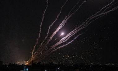 Los takbeers gran dios allah akbr de los palestinos en las calles coinciden con el lanzamiento de misiles hacia los asentamientos