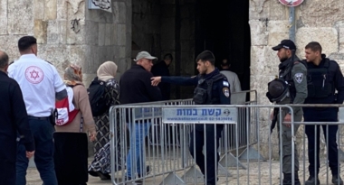 Enemy authorities prevent Palestinian youths, tourists from Turkey from entering al-Aqsa
