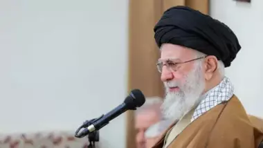 السيد الخامنئي: لا ينبغي ربط قضايا إيران بمفاوضات عمان والخطوط الحمراء واضحة بالنسبة لنا