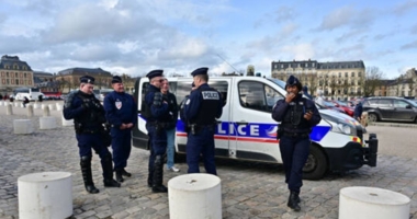 حشود تهاجم مركزا للشرطة في باريس بعد دهس شاب بسيارة للشرطة