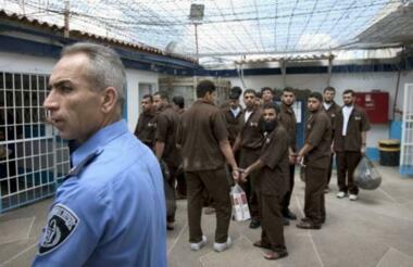 Prisoners' Authority: Ten thousand Palestinian prisoners in prisons of Zionist enemy