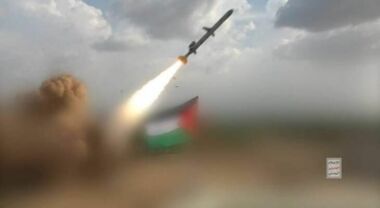 إعلام العدو: تفعيل صافرات الإنذار وإيقاف حركة الملاحة الجوية إثر صاروخ من اليمن