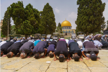 30,000 people perform Friday Prayers at Al-Aqsa Mosque