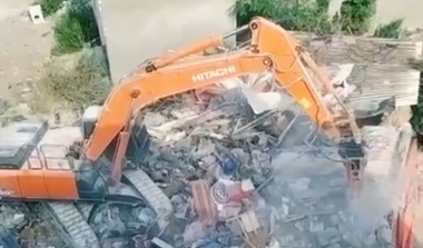 سلطات العدو الإسرائيلي تهدم منزلا في جسر الزرقاء داخل أراضي عام 48