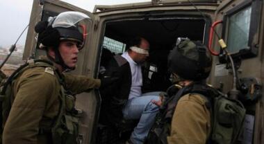 العدو الإسرائيلي يعتقل شابا فلسطينيا خلال اقتحامه بلدات وقرى في محافظة جنين
