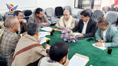 إدارية محلي محافظة صنعاء تناقش العروض المتعلقة بتنفيذ مشاريع خدمية