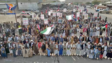 Manifestations de masse à Raymah sous le slogan « Debout... avec Gaza jusqu'à la victoire »