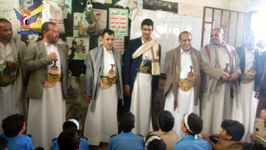 Inspecter les cours d'été à l'école Imam Al-Hadi à Saada