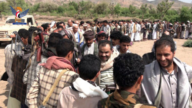 Les dirigeants du gouvernorat d'Ibb rendent visite aux personnes stationnées sur le front Nashma à Taiz