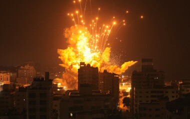 Dutzende palästinensische Märtyrer und Verletzte bei heftigen nächtlichen Bombenangriffen auf verschiedene Gebiete im Gazastreifen