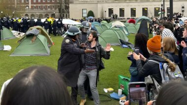 Estados Unidos continúa su decadencia moral al apoyar a la entidad sionista y reprimir a todos los que la critican.