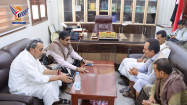 Al-Hodeida's first deputy governor reviews Al-Hodeida Endowment Authority's office activities