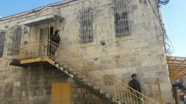 العدو الصهيوني يستولي على المبنى التاريخي لبلدية الخليل ويغلق أبوابه