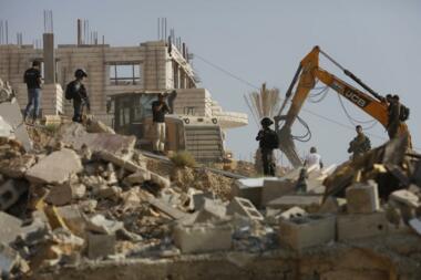 وفاة مسن فلسطيني بنوبة قلبية إثر مشاهدته لعمليات هدم منزل قريبه 
