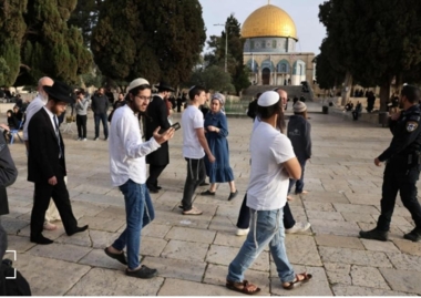 Dutzende zionistische Siedler dringen erneut in die Innenhöfe der Al-Aqsa-Moschee ein
