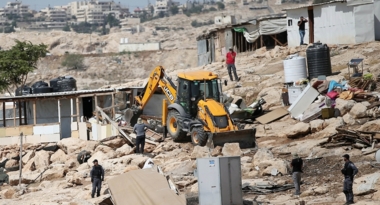 Zionistischer Feind zerstört ein Haus in Artas, südlich von Bethlehem, und verschärft seine Maßnahmen am Tayasir-Kontrollpunkt