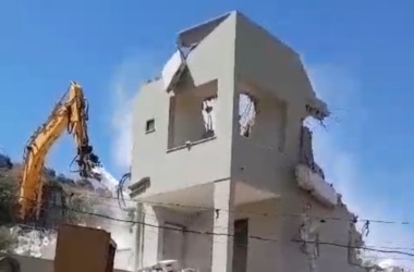 Zionist enemy demolishes house in Al-Walaja village, northwest Bethlehem
