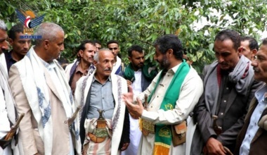 Der Gouverneur von Dhamar blickt auf die Kaffeefelder in Marghrib Ans