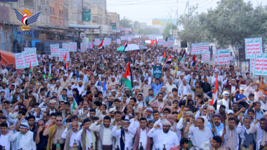 Manifestation de masse à Hodeida sous le slogan « Avec Gaza... Jusqu'à la victoire »