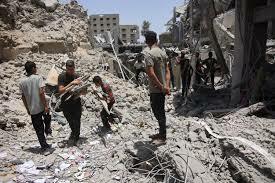 Märtyrertod von zwei Palästinensern als der Feind ein Haus in Jabalia nördlich des Gazastreifens bombardierte