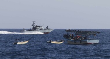Barcos enemigos sionistas arrestan a dos pescadores y confiscan su 