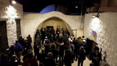 Siedler stürmen Josephs Grab in Nablus unter dem Schutz der zionistischen Feindkräfte