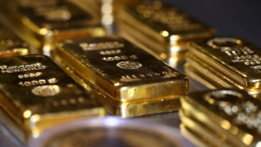 الذهب يرتفع وسط تزايد القلق إزاء الدين الأمريكي وضعف طلب السندات
