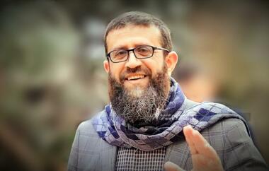 Sheikh Khader Adnan se levanta como mártir 86 días después de su huelga en las prisiones del enemigo sionista.