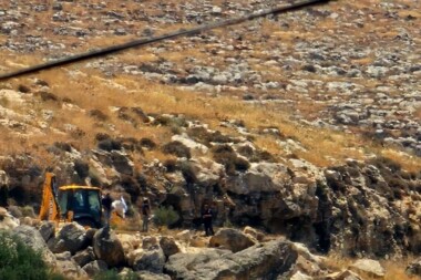 مستوطنون صهاينة يجرفون أراضي في قرية سالم شرق نابلس