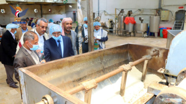Inspezierung des Arbeitsfortschritts in einer Reihe von Fabriken im Industriegebiet Sana'a