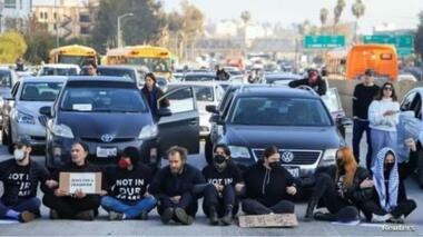 Des manifestants juifs à Los Angeles bloquent une route en exigeant la fin de l'agression 'israélienne' contre Gaza