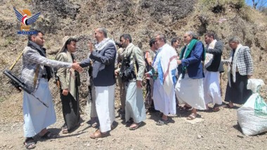 El Ministerio de Cultura y Turismo entrega Una Caravana de Eid a los estacionados en el frente de Maqbanah en Taiz.