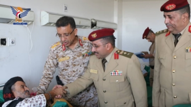 Militärführer besuchen die Verwundeten und Kranken im Militärkrankenhaus