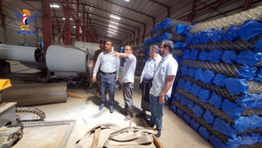 Inspecter les performances et la productivité du fer dans une usine de la zone industrielle de Hodeidah