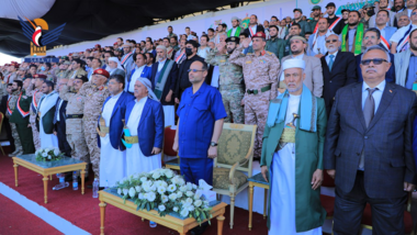 Präsident Al-Mashat nimmt an der feierlichen Militärparade anlässlich des neunten Jahrestages der Revolution vom 21. September teil