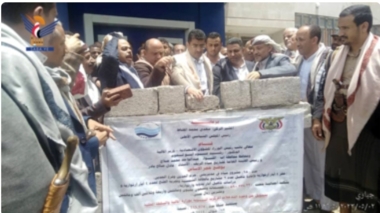 دکتر أبولحوم سنگ بنای پروژه های خدماتی را در حزم العدین در استان إب می گذارد