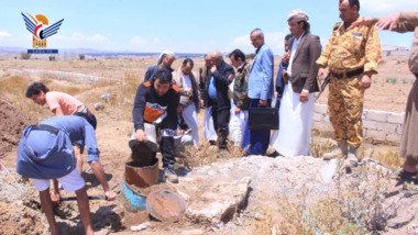 تنفيذ حكم قضائي بردم بئر مياه حُفرت عشوائياً في منطقة الصباحة مديرية بني مطر