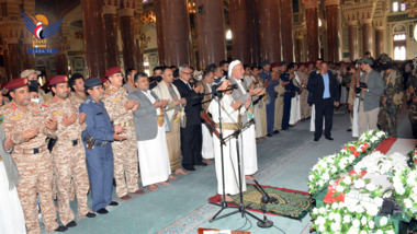 Le président Al-Mashat présente les personnes en deuil du corps du commandant de l'armée de l'air martyr, le général de division Ahmed Al-Hamzi