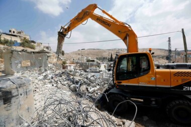 Der zionistische Feind zerstört ein Haus und zwei Lagerhäuser in Hebron und zielt auf palästinensisches Land im südlichen Gazastreifen