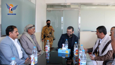 Gesundheitsminister besucht die Yemen Thabat Development Foundation zum Kümmern​ um Kä​mpferfamilien
