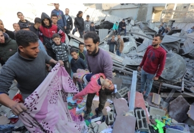 Dutzende palästinensische Märtyrer und Verwundete bei der zionistischen Bombardierung des Gazastreifens