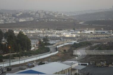 Varios palestinos resultaron heridos después de que las fuerzas enemigas los atacaron cerca de la prisión de Ofer, al oeste de Ramallah.