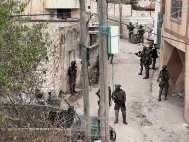 Der zionistische Feind verschließt die Eingänge zum Dorf Haris westlich von Salfit