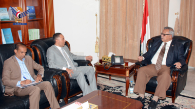 Premierminister erörtert mit dem stellvertretenden Gouverneur der Zentralbank die Entwicklungen der Oman-Konsultationen