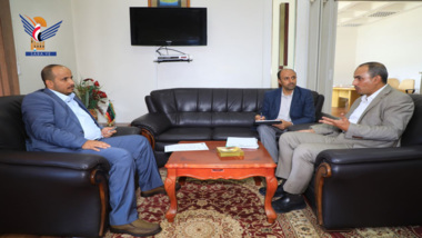 Stellvertretende Gouverneur von Sanaa erörtert Koordinierungsmechanismus zur Kontrolle von Fabriken