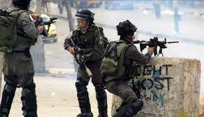 El enemigo sionista golpeó a un joven palestino con balas reales y arrestó a otros seis en áreas separadas de Cisjordania