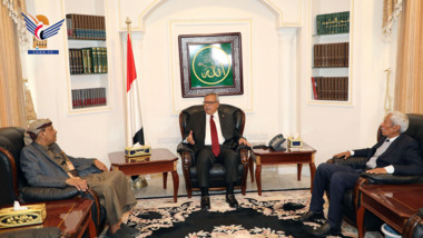 Dr. Bin Habtoor trifft sich mit den Gouverneuren von Hadramaut und Al-Mahra