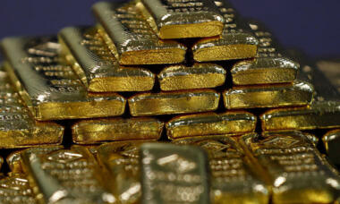 El oro cae a su nivel más bajo en cinco meses