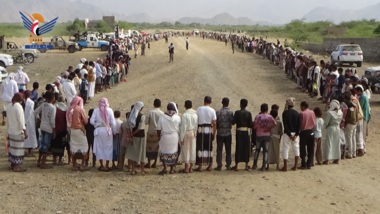 وقفة ومسير لأبناء مديرية السخنة بالحديدة للاستنفار في مواجهة العدو