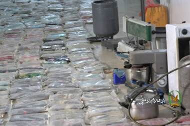 Beschlagnahme großer Mengen von Drogen und ein Labor für deren Umverpackung und Verpackung in der Hauptstadt